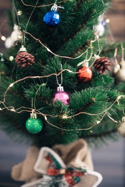 Arka plan bulanık ile ağaç Noel süsleri