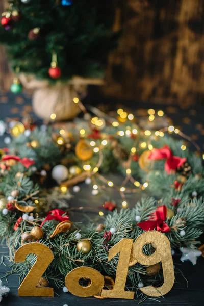 Yılbaşı süslemeleri ahşap arka plan üzerinde arka planda 2019 yazıt