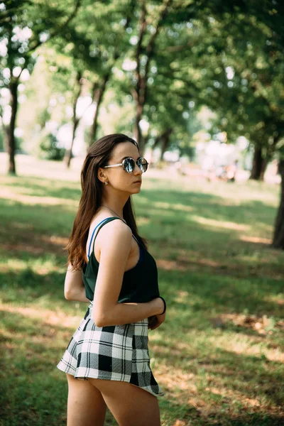 Piękna młoda dziewczyna w parku w okulary — Zdjęcie stockowe