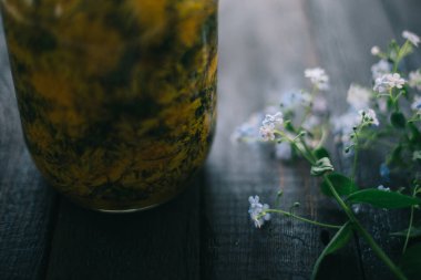 Siyah bir zemin üzerine mavi küçük çiçekler