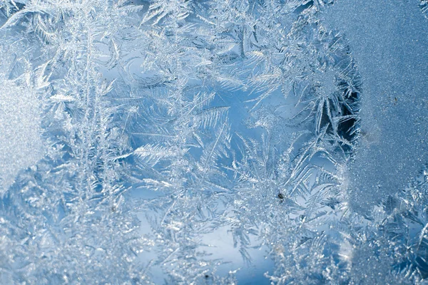 Padrões gelados na janela congelada são macro. Fundo de inverno — Fotografia de Stock