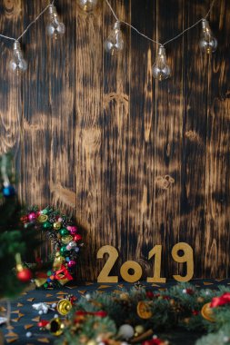 Noel çelenk ahşap koyu arka plan üzerinde altın sayılarla 2019