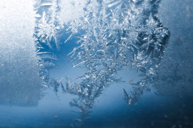 Ayaz desenleri donmuş penceresinde makro alır. Kış arka plan