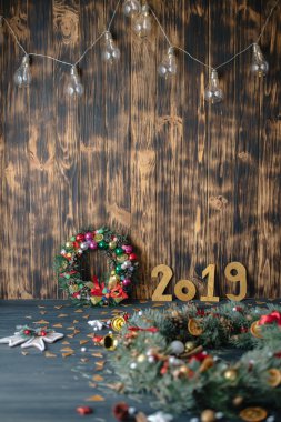 Noel çelenk ahşap koyu arka plan üzerinde altın sayılarla 2019