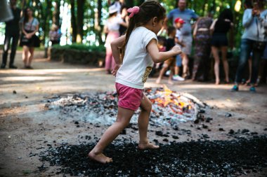 Cherkassy festivalinde kömürlerin etrafında insanlar gider. Ukrayna, 10 Haziran 2018