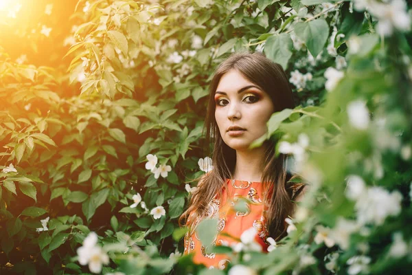 Belle jeune fille dans une robe rouge d'été dans un parc — Photo