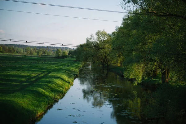 Lente avond zonnige landschap in de buurt van de rivier — Stockfoto