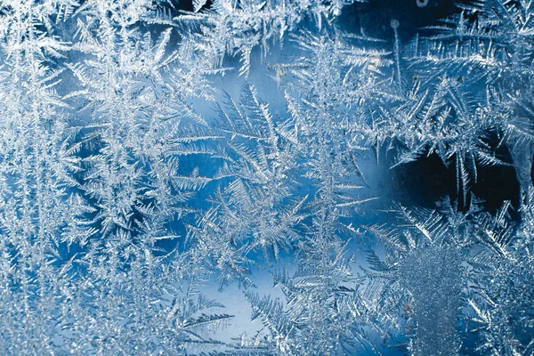 Padrões gelados na janela congelada são macro. Fundo de inverno — Fotografia de Stock