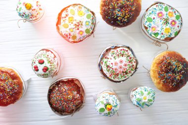 Beyaz ahşap zemin üzerinde Paskalya kek