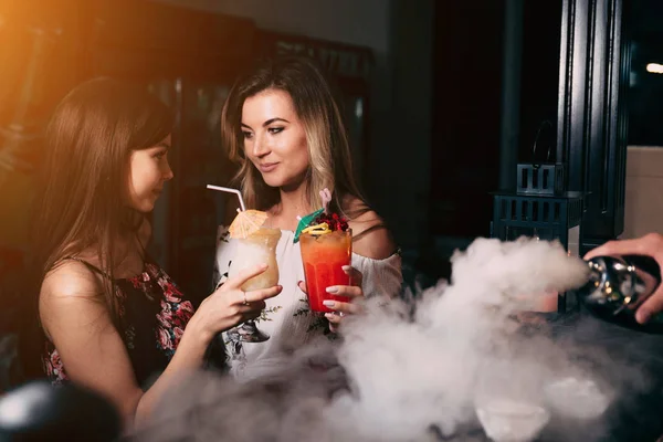 Jóvenes hermosas chicas con cócteles cerca del bar — Foto de Stock