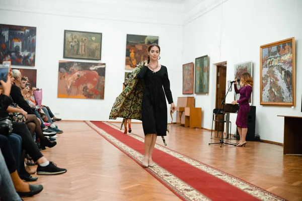 Bahar kıyafetleri modeli gösteri 9 Eylül 2018 yılında Cherkasy Ukrayna ücretsiz giriş