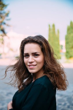 Güzel genç kız yaz akşamları