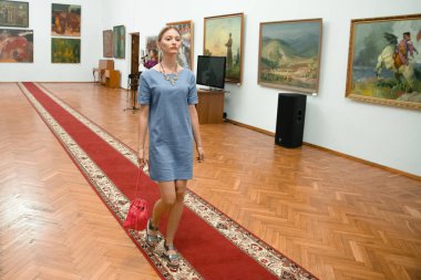 Bahar kıyafetleri modeli gösteri 9 Eylül 2018 yılında Cherkasy Ukrayna ücretsiz giriş