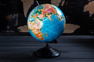 Arka planda bir siyah Dünya Haritası coğrafi küre