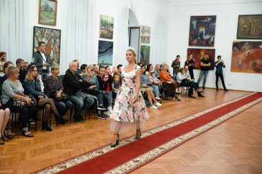 Bahar kıyafetleri modeli gösteri 9 Eylül 2018 yılında Cherkasy Ukrayna ücretsiz giriş