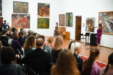 Bahar kıyafetleri modeli gösteri 9 Eylül 2018 yılında Cherkasy Ukrayna ücretsiz giriş