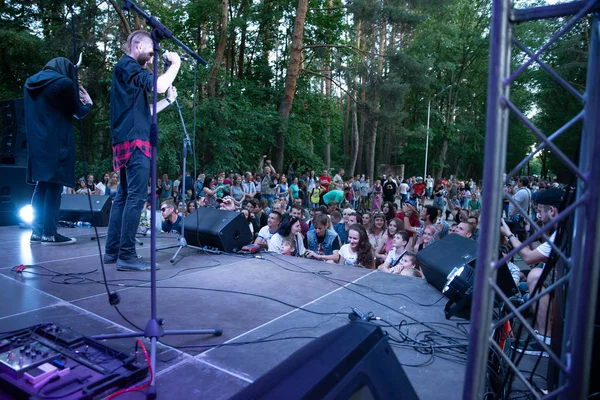 Performans rock grubu "Chumatsky Shlyakh" 10 Haziran 2017 Cherkassy, Ukrayna — Stok fotoğraf