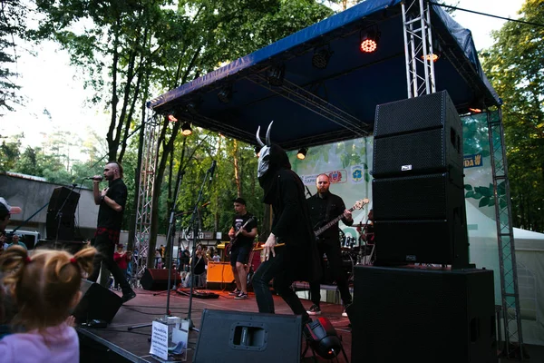 Actuación del grupo de rock Chumatsky Shlyakh 10 de junio de 2017 en Cherkassy, Ucrania — Foto de Stock