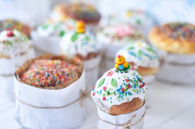 Beyaz ahşap zemin üzerinde Paskalya kek