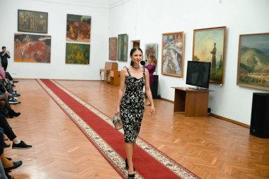 Bahar kıyafetleri modeli gösteri 9 Eylül 2018 yılında Cherkasy Ukrayna ücretsiz giriş