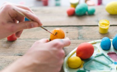 Yumurta boyama işlemi. Paskalya için hazırlanıyor
