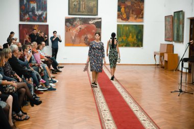 Bahar kıyafetleri modeli gösteri 9 Eylül 2018 yılında Cherkasy Ukrayna ücretsiz giriş