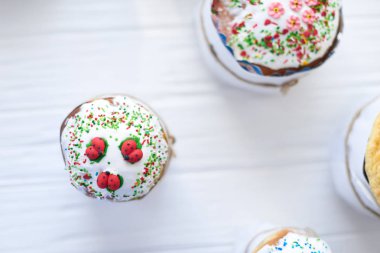 Beyaz ahşap zemin üzerinde Paskalya kek