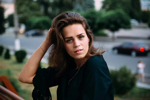 Retrato Jovem Mulher Bonita Com Cabelo Castanho — Fotografia de Stock