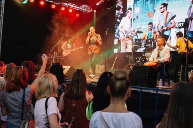 Cherkasy, Ukrayna cebinde güneşte 24 Ağustos 2018 grup tarafından konuşma.