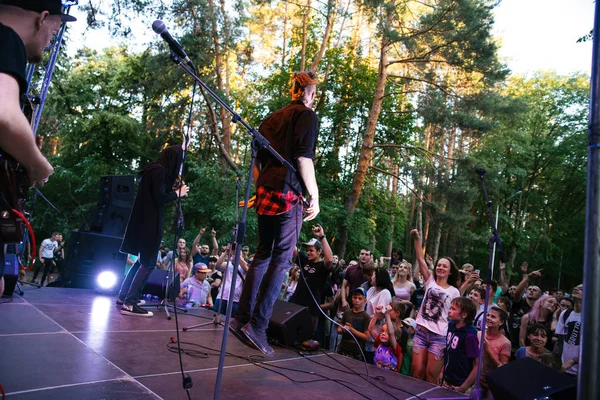 Performance do grupo de rock "Chumatsky Shlyakh" 10 de junho de 2017 em Cherkassy, Ucrânia — Fotografia de Stock