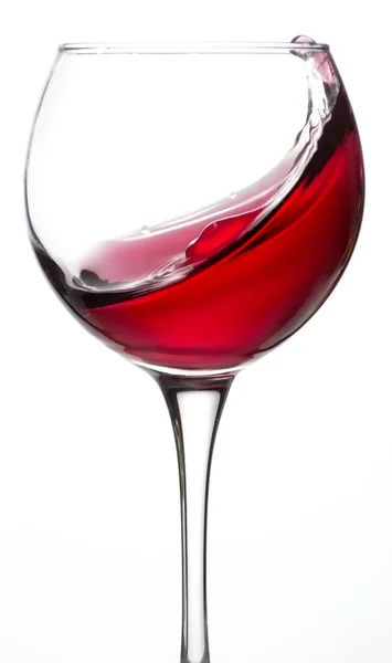 白い背景のスプラッシュに赤ワインとワイングラス — ストック写真