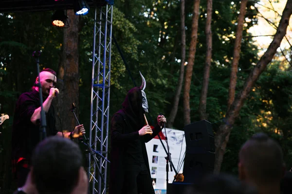 Actuación del grupo de rock Chumatsky Shlyakh 10 de junio de 2017 en Cherkassy, Ucrania — Foto de Stock