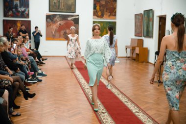 Bahar kıyafetleri modeli gösteri 9 Eylül 2018 yılında Cherkasy Ukrayna ücretsiz giriş