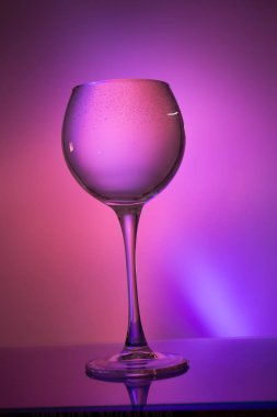 Renkli bir arka plan üzerinde su