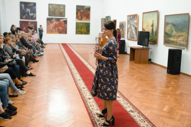 Bahar kıyafetleri modeli gösteri 9 Eylül 2018 yılında Cherkasy Ukrayna ücretsiz giriş