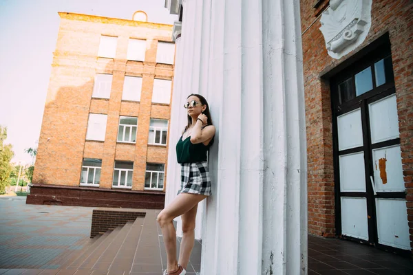 Jovem Mulher Posando Por Branco Edifício Coluna — Fotografia de Stock