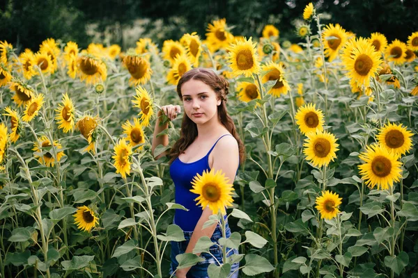 Красива Дівчина Позує Полі Соняшниками — стокове фото