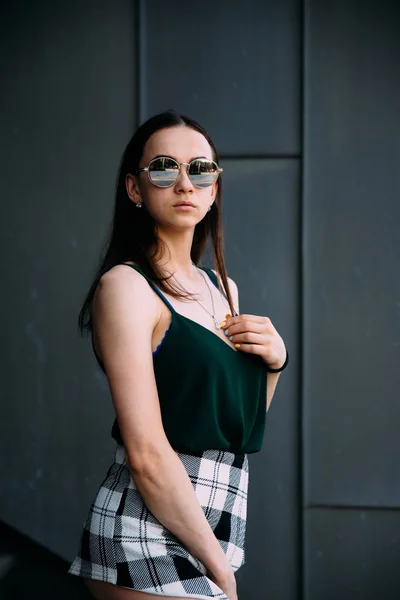 Junge Frau Mit Sonnenbrille Posiert Vor Gebäude — Stockfoto