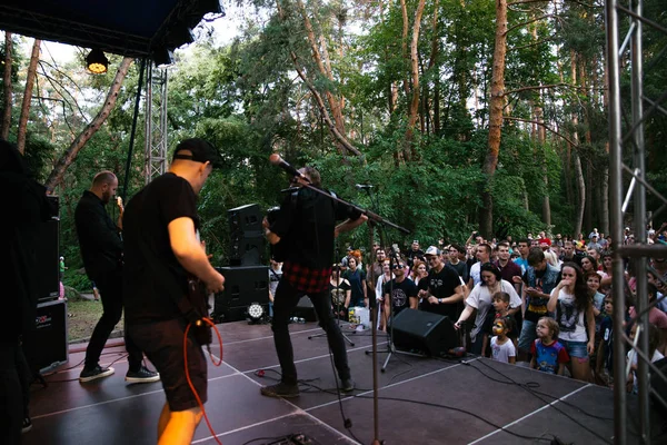 Performans rock grubu "Chumatsky Shlyakh" 10 Haziran 2017 Cherkassy, Ukrayna — Stok fotoğraf