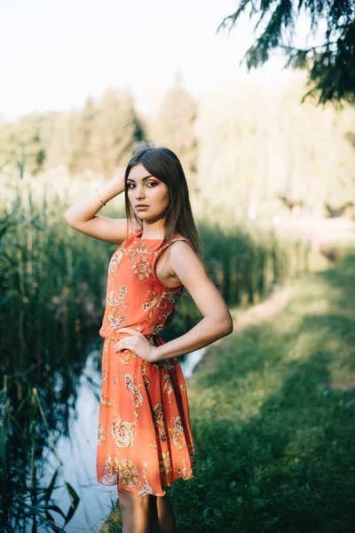 Menina Bonita Vestindo Vestido Vermelho Posando Vegetação — Fotografia de Stock