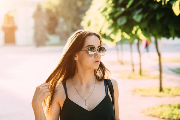 Szép, fiatal lány a parkban, napszemüveg — Stock Fotó