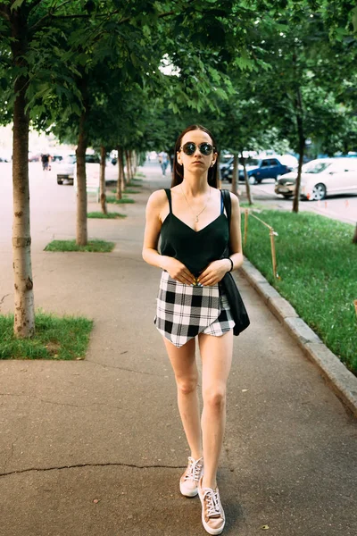 Young Girl Posing Green Park Scene — Stock Photo, Image