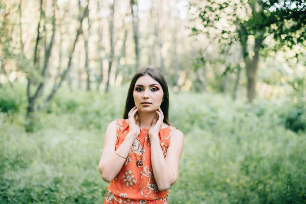 Hermosa Joven Con Vestido Rojo Posando Vegetación —  Fotos de Stock