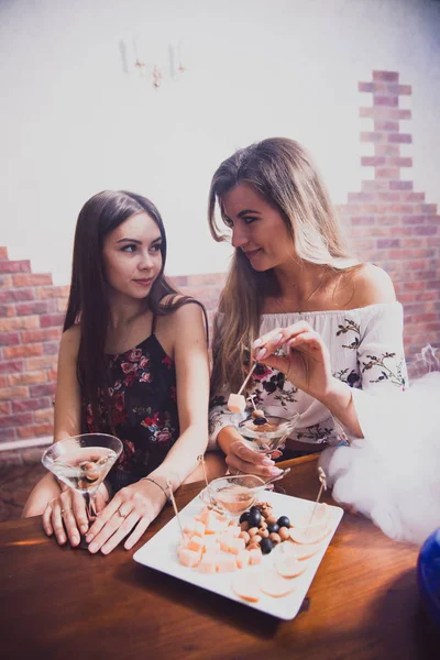 barda kokteyller ve aperatifler ile iki genç kız