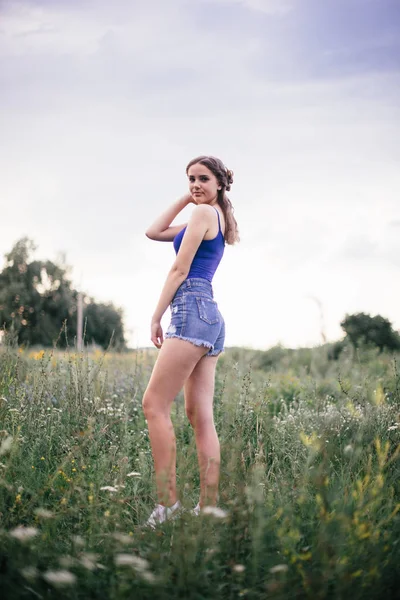 Menina Bonita Shorts Curtos Colete Azul Posando Campo — Fotografia de Stock