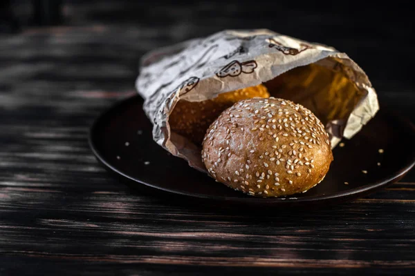 Bułki burger na czarnym tle drewnianych — Zdjęcie stockowe