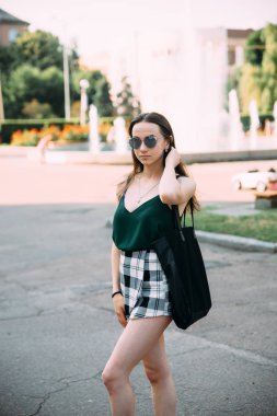 Yeşil Park sahnesinde poz genç kız