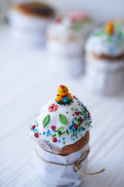 Beyaz ahşap zemin üzerinde Paskalya kek