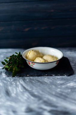 Hazır yemek - köfte bir siyah arka plan çimento.