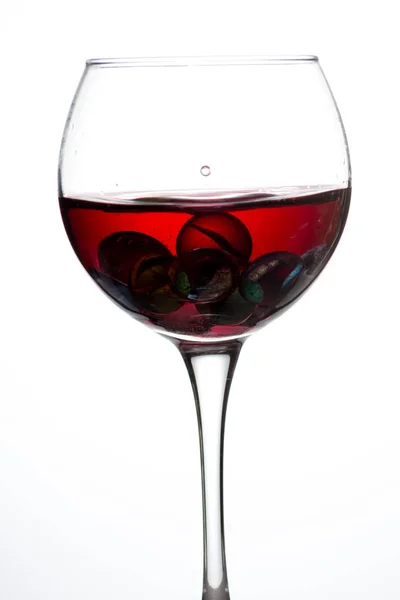 Copa de vino con vino tinto sobre fondo blanco — Foto de Stock
